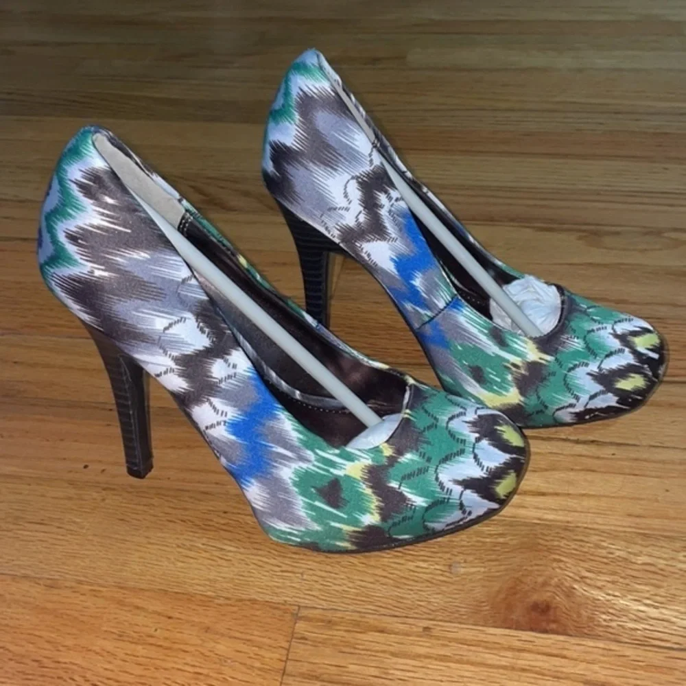 peacock 🦚 inspired design pump by Bamboo nwot
